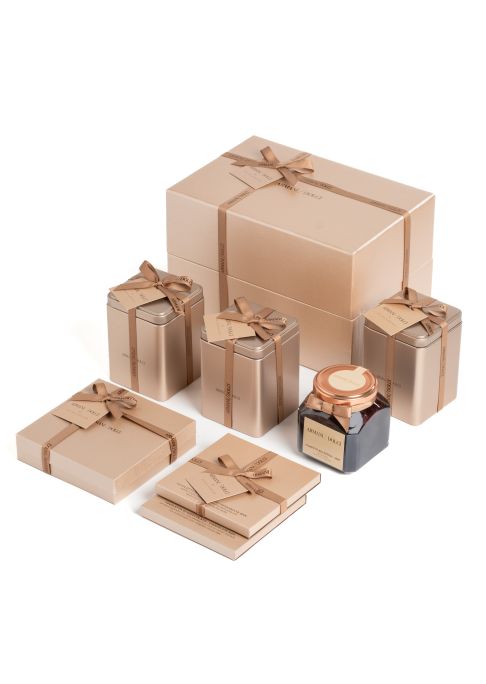 Confezione regalo con cioccolatini assortiti, confettura e te